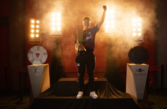 Levi jubelt mit Pokalen